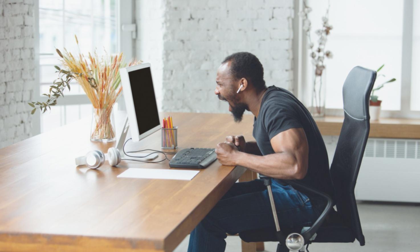 Profesional analizando estados financieros con calculadora y reportes