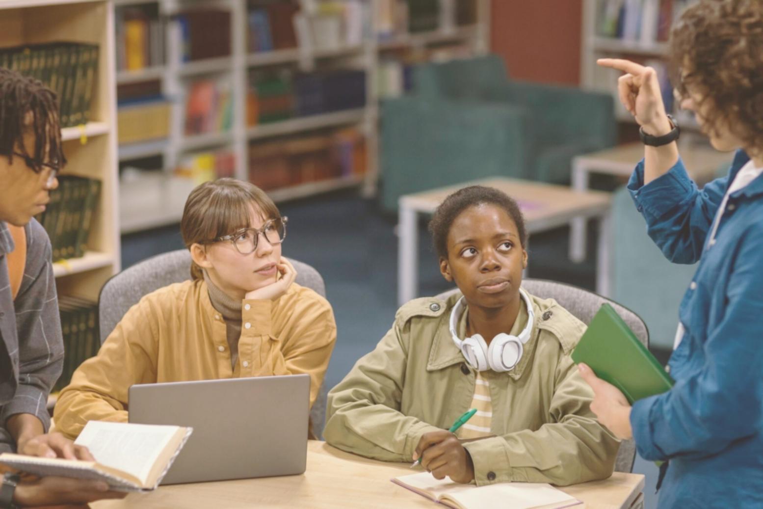 Gráficos y reportes financieros mostrando mejoras en indicadores de liquidez